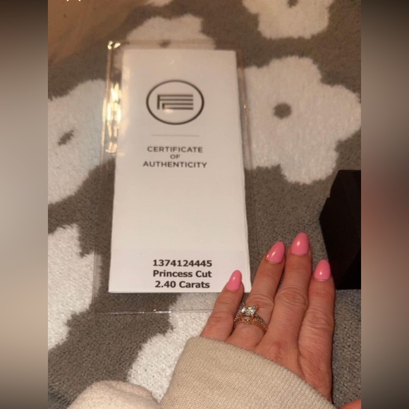 Engagement ring - Picture 2 of 6